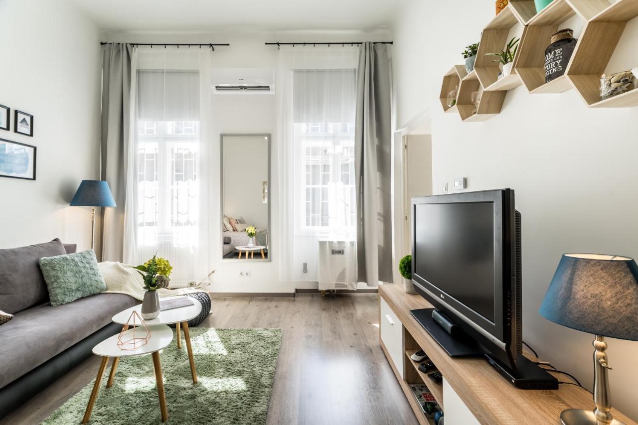 Sun-Splashed Retreat In The Heart Of A Vibrant Quarter Budapest Extérieur photo
