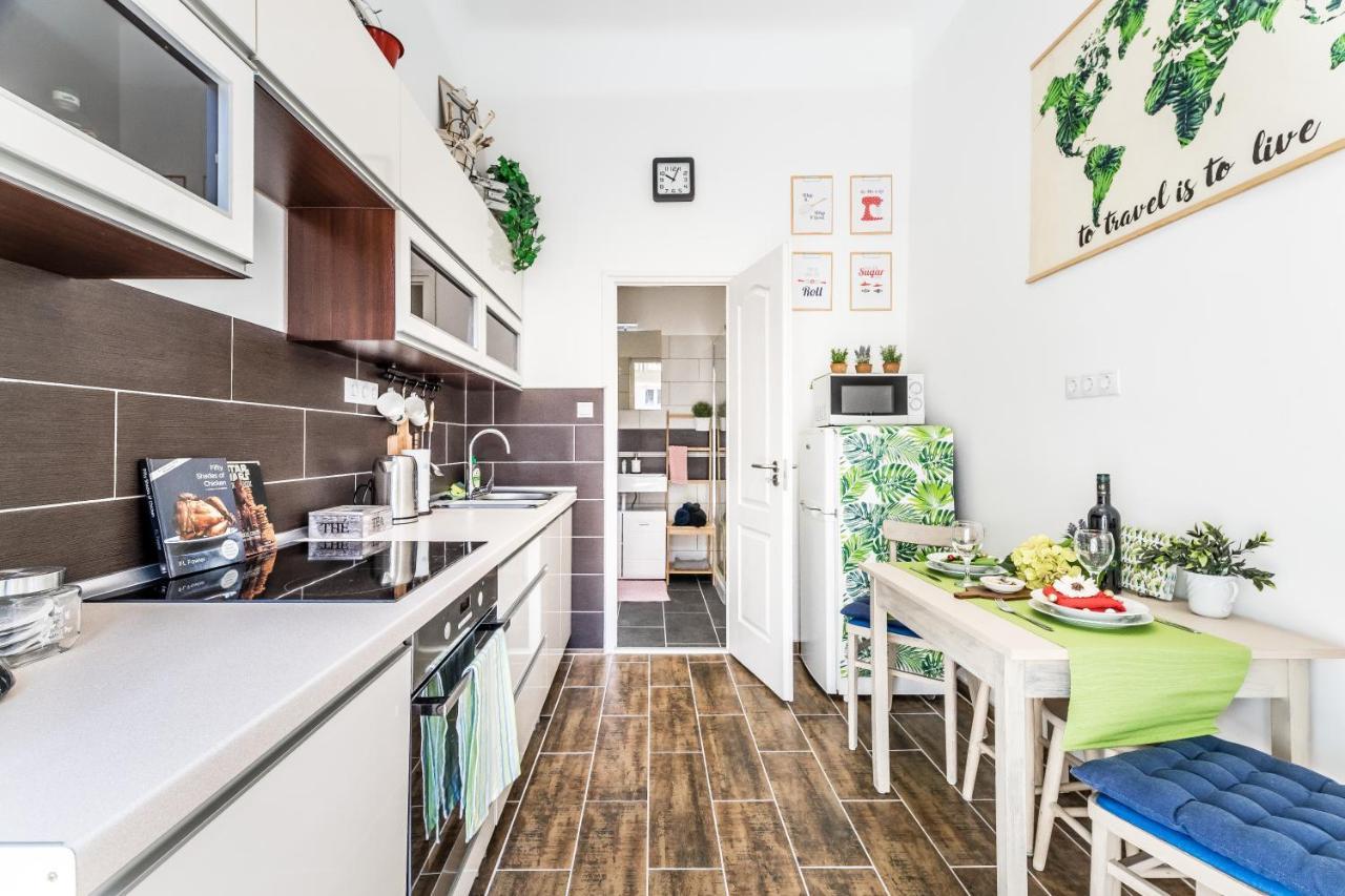 Sun-Splashed Retreat In The Heart Of A Vibrant Quarter Budapest Extérieur photo