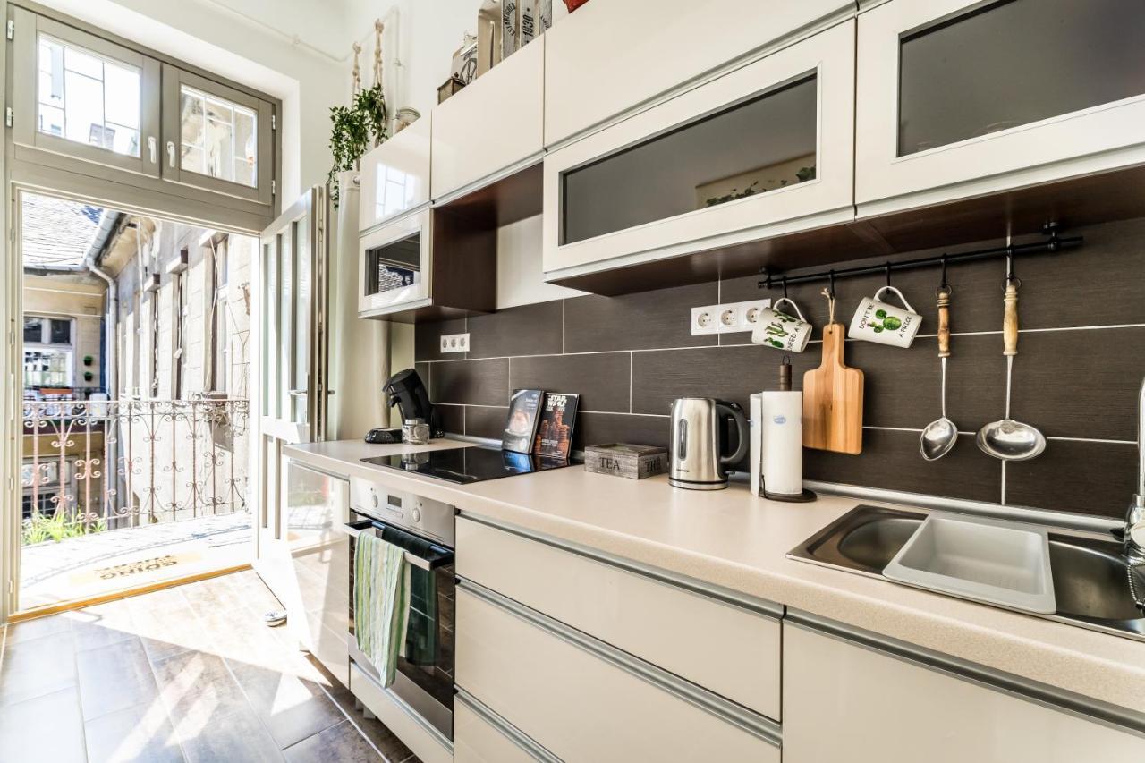 Sun-Splashed Retreat In The Heart Of A Vibrant Quarter Budapest Extérieur photo