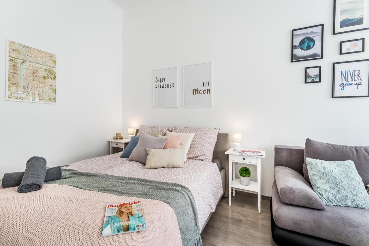 Sun-Splashed Retreat In The Heart Of A Vibrant Quarter Budapest Extérieur photo