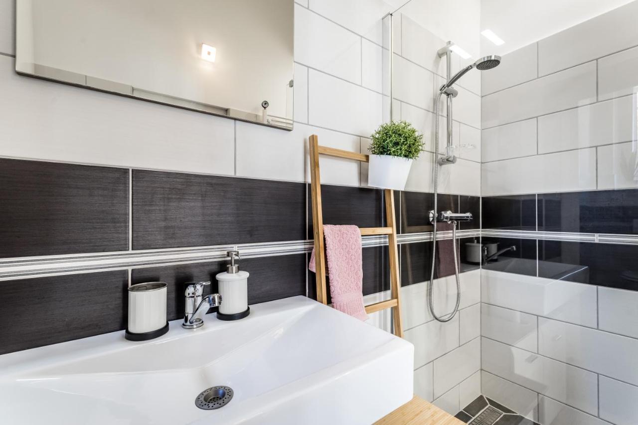 Sun-Splashed Retreat In The Heart Of A Vibrant Quarter Budapest Extérieur photo