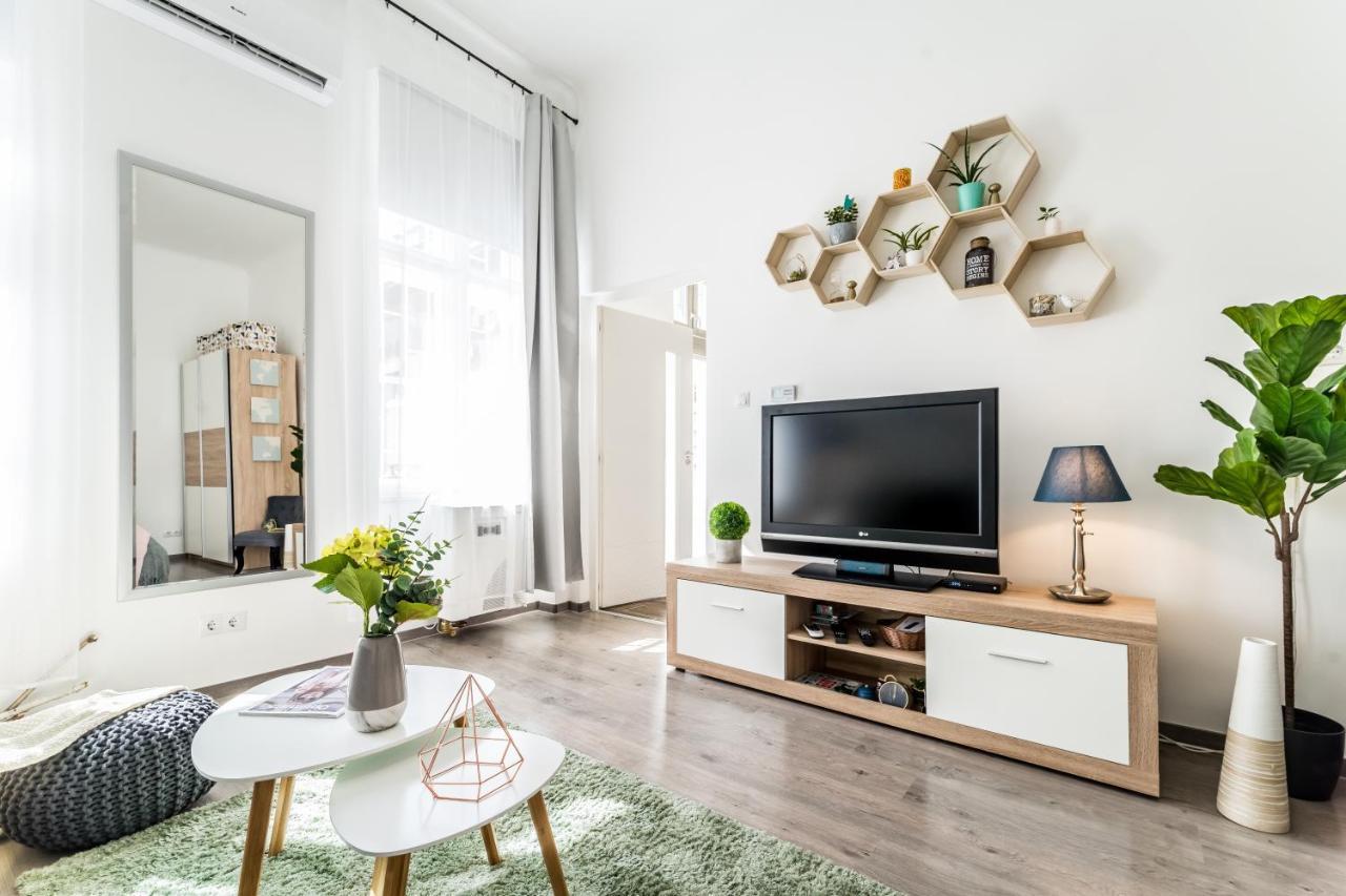 Sun-Splashed Retreat In The Heart Of A Vibrant Quarter Budapest Extérieur photo