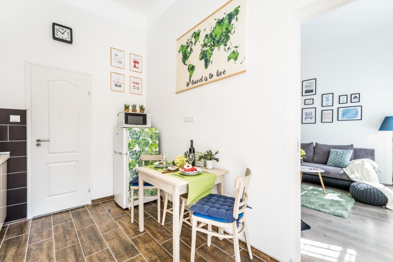 Sun-Splashed Retreat In The Heart Of A Vibrant Quarter Budapest Extérieur photo