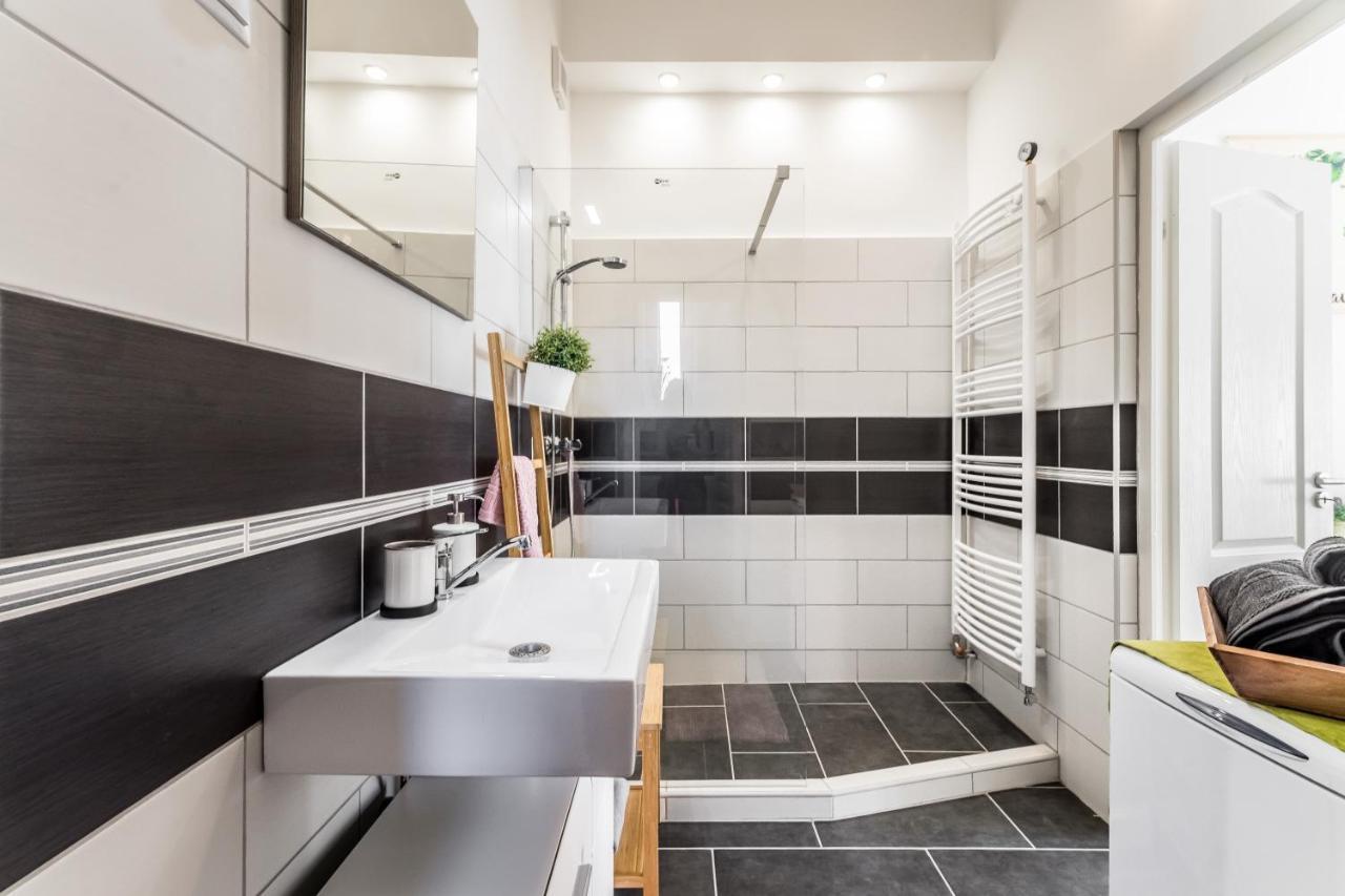 Sun-Splashed Retreat In The Heart Of A Vibrant Quarter Budapest Extérieur photo